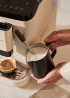 CREATE / THERA MATIC TOUCH/Cafetera superautomática blanco roto / 20 bar, tanque 1,5l, depósito para granos de café de 180g, brazo vaporizador, panel de control táctil, función autolimpieza, 1350W