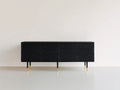 Mueble recibidor 180x42x78 cm - madera negra con relieve ondulado - estilo moderno con 4 puertas