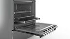 Bosch HKR39C250 Serie 4 Elektro-Standherd, 60 cm breit, EcoClean Direct Reinigungshilfe, 3D Heißluft Backen auf 3 Ebenen, LED-Display-Steuerung, erweiterbare Kochzone für großes Kochgeschirr