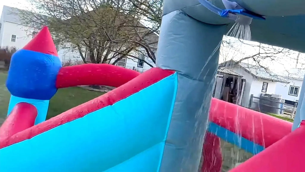 Aufblasbare Wasserrutschen für Kinder, 8-in-1-Hüpfburg-Wasserpark mit 450-W-Gebläse, Kletterwand, Planschbecken, 2 Wasserkanonen, Basketballkorb, Wasserrutsche, Krokodilsprinkler als Geschenk für eine Gartenparty